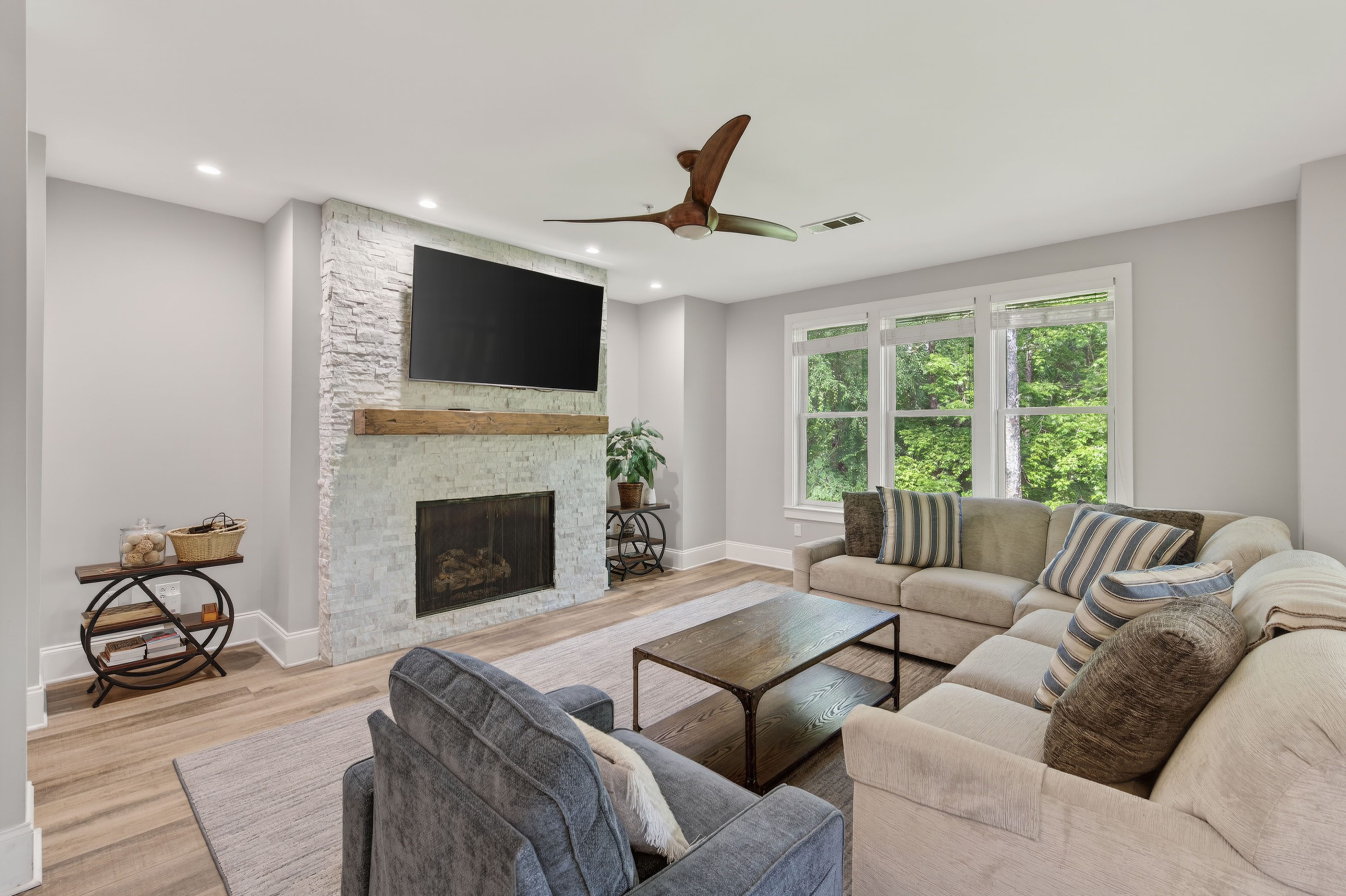 1010F Tailwater image 4